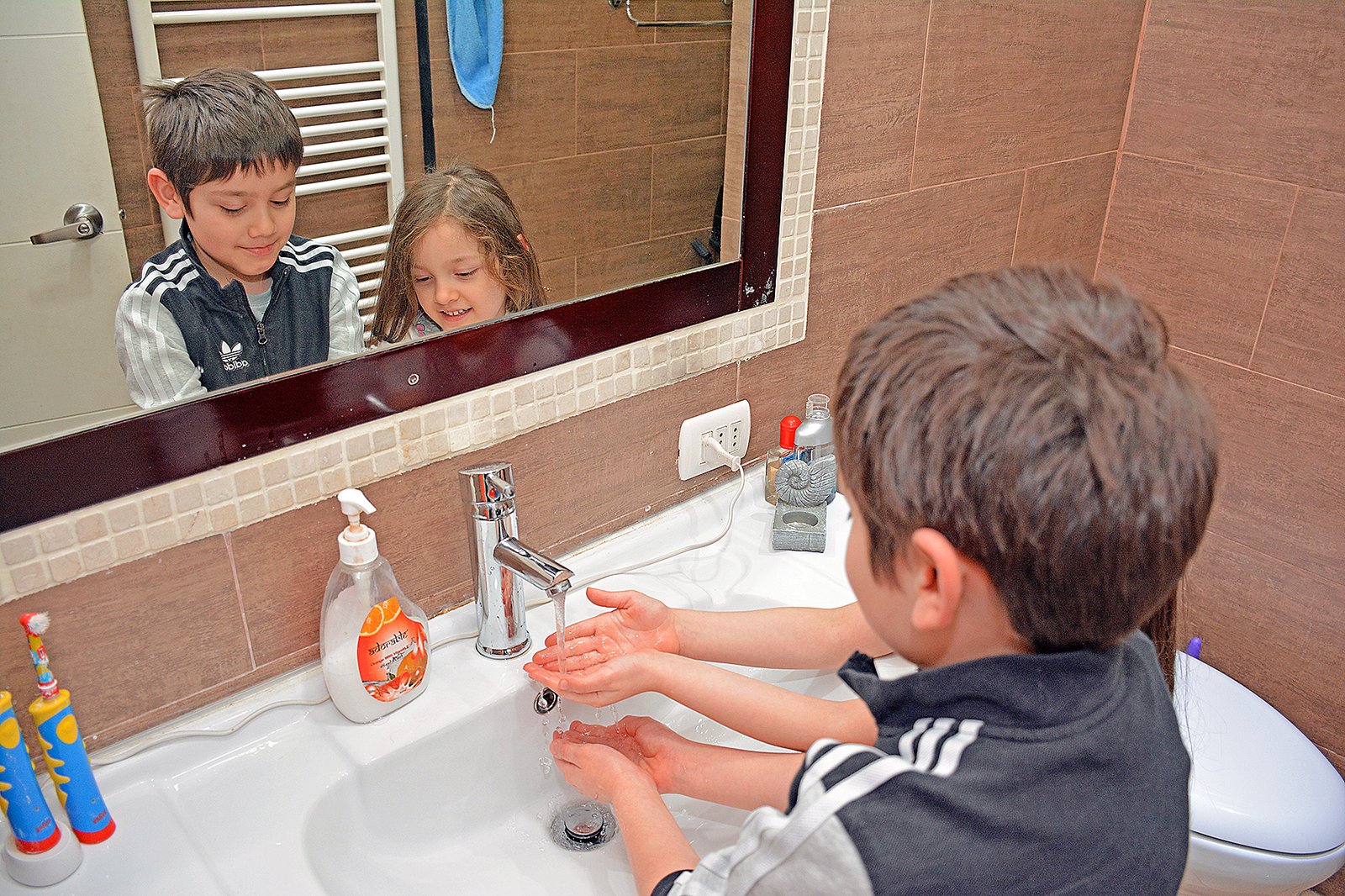 Niños asintomáticos de COVID-19 pueden ser vectores de familiares que presentan factores de riesgo