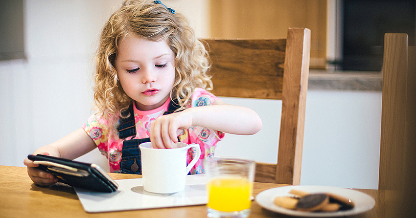 La relación entre bruxismo, consumo de azúcar y abuso de pantallas en niños y niñas