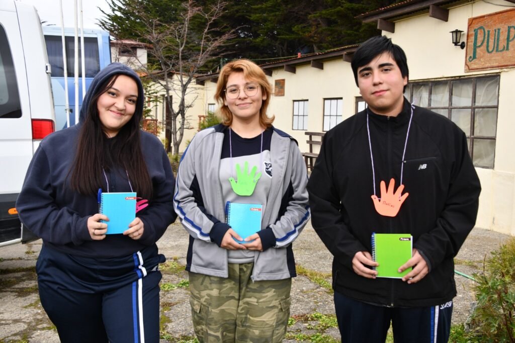 Catalina Alvarado, Constanza González y Matías Díaz, Liceo María Behety.