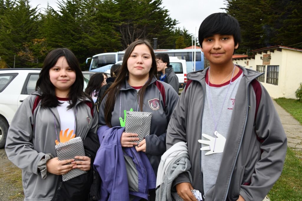 Jasminne Raín, Danae Paredes e Iker Birke, Escuela Padre Hurtado.