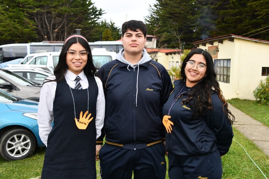 Monserrat Mario, Ignacio Orellana y Vivian Villarroel, Liceo Insuco.