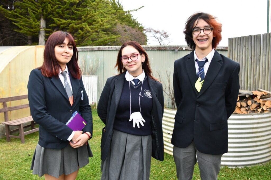 Valentina Castillo, Adelaida Mansilla y Matías Cifuentes,  del Liceo Luis Alberto Barrera.